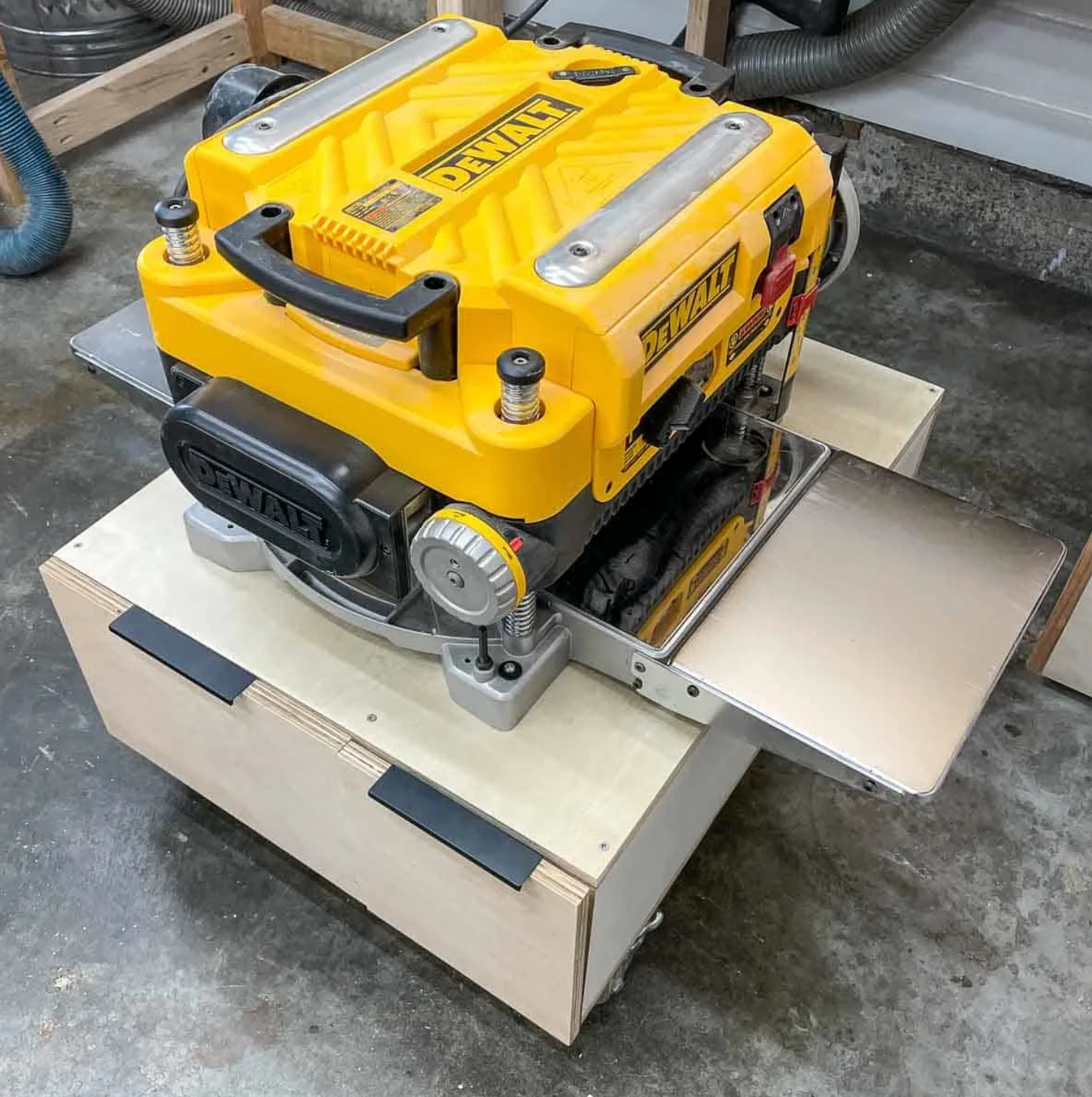 Klaptafel voor DEWALT DW735 schaaf, biedt extra ondersteuning van 22,9 cm aan elke kant van de DW735 schaaf Klaptafel voor DEWALT DW735 schaaf, biedt extra ondersteuning van 22,9 cm aan elke kant van de DW735 schaaf
